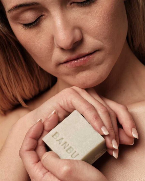 Marca: BANBU. Imagen: AURA_mousse_facial_solido_limpiador_facial.jpg. Mousse Facial ECO Piel Normal y Seca AURA. 100gr.