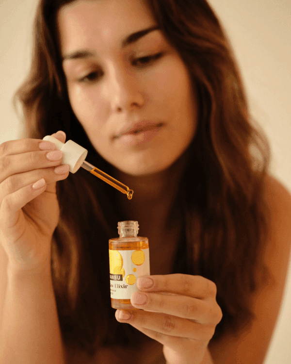 Marca: BANBU. Imagen: Aceite_facial_glow_elixir_modelo.png. Sérum Aceite Facial ECO Iluminador GLOW ELIXIR