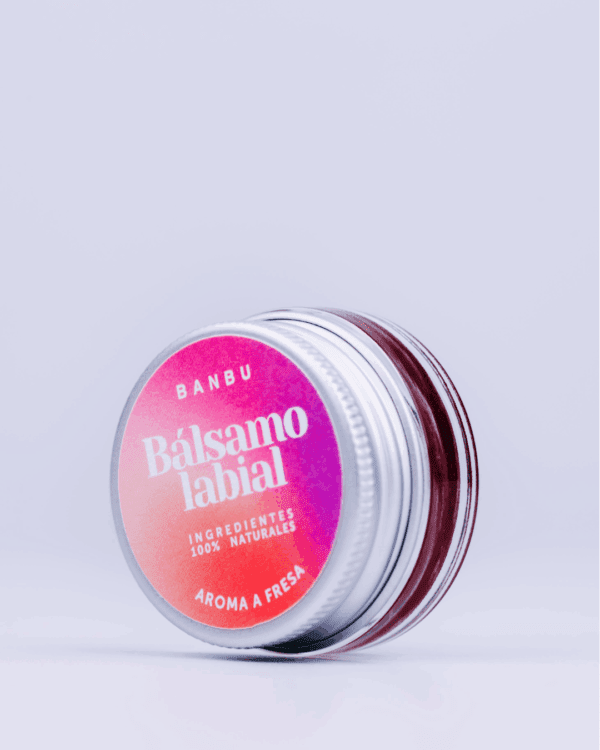 Marca: BANBU. Imagen: B_lsamo_labios_fresa_packaging.png. Bálsamo Labial ECO Aroma FRESA con color. 5ml.