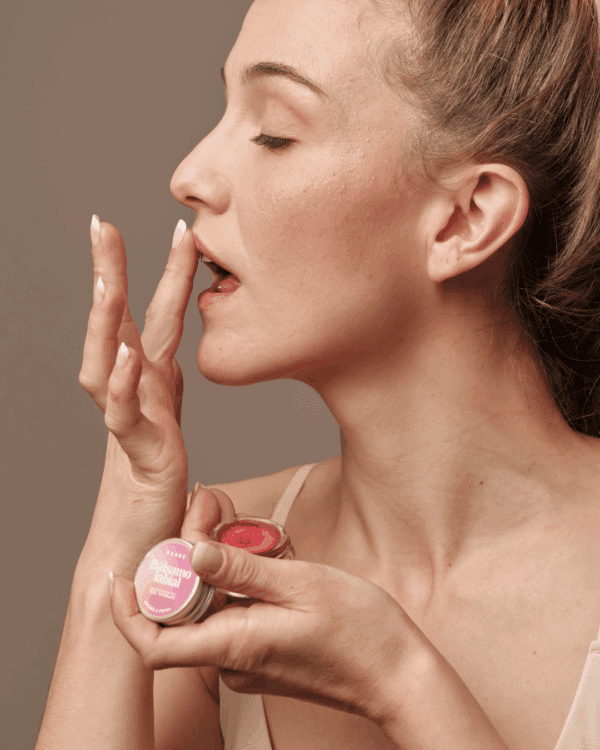 Marca: BANBU. Imagen: Balsamo_labios_fresa_modelo.png. Bálsamo Labial ECO Aroma FRESA con color. 5ml.