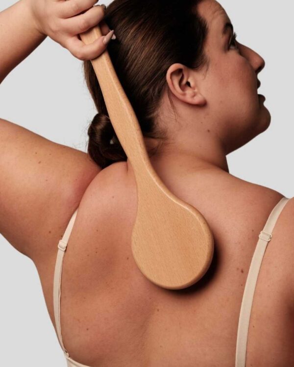 Marca: BANBU. Imagen: Cepillo_madera_exfoliante_modelo.jpg. Cepillo de Madera Exfoliante Bath Brush