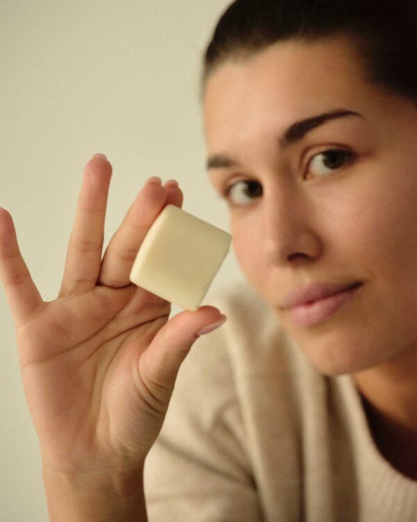 Marca: BANBU. Imagen: Crema_mano_s_lida_kute_modelo.jpg. Crema de Manos Sólida ECO Hidratante KUTE. 40ml.