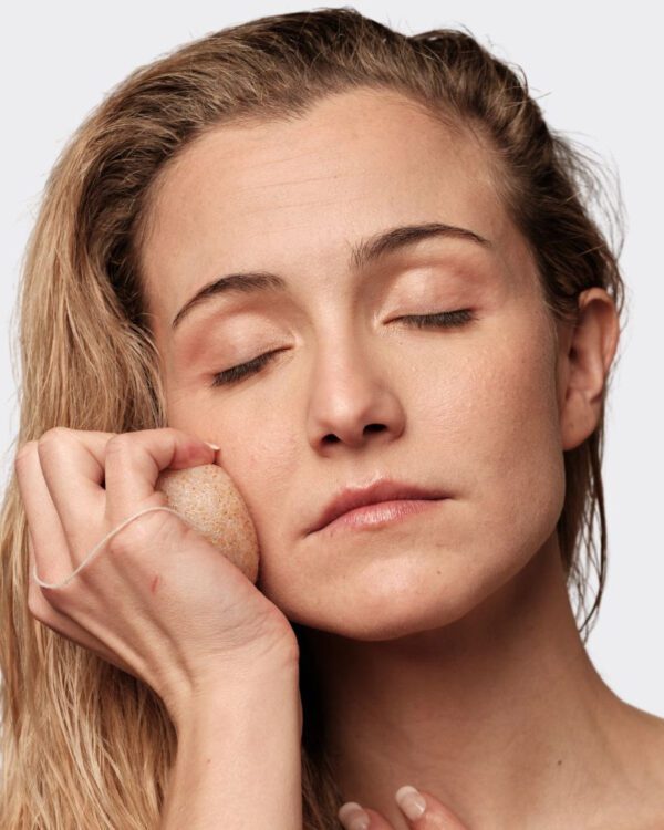 Marca: BANBU. Imagen: ESPONJA_FACIAL_KONJAC_exfoliante_nuez.jpg. Esponja Konjac Facial Exfoliante con Nuez