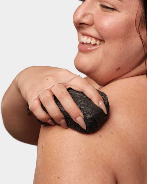 Marca: BANBU. Imagen: Esponja_corporal_konjac_carbon_modelo.jpg. Esponja Konjac Corporal Piel Grasa con Carbón