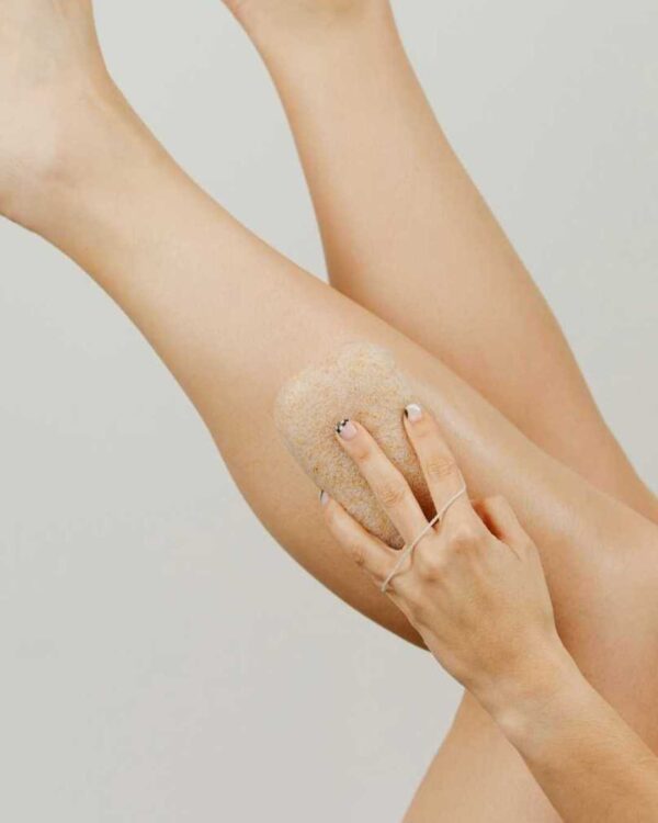 Marca: BANBU. Imagen: Esponja_corporal_konjac_modelo.jpg. Esponja Konjac Corporal Exfoliante con Nuez