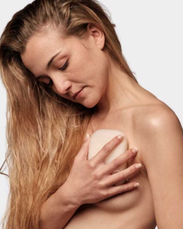 Marca: BANBU. Imagen: Esponja_corporal_konjac_natural_modelo.jpg. Esponja Konjac Corporal Purificante Natural