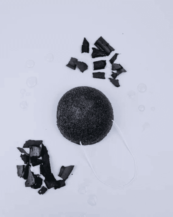 Marca: BANBU. Imagen: Esponja_facial_konjak_carbon_activo.png. Esponja Konjac Facial Piel Grasa con Carbón
