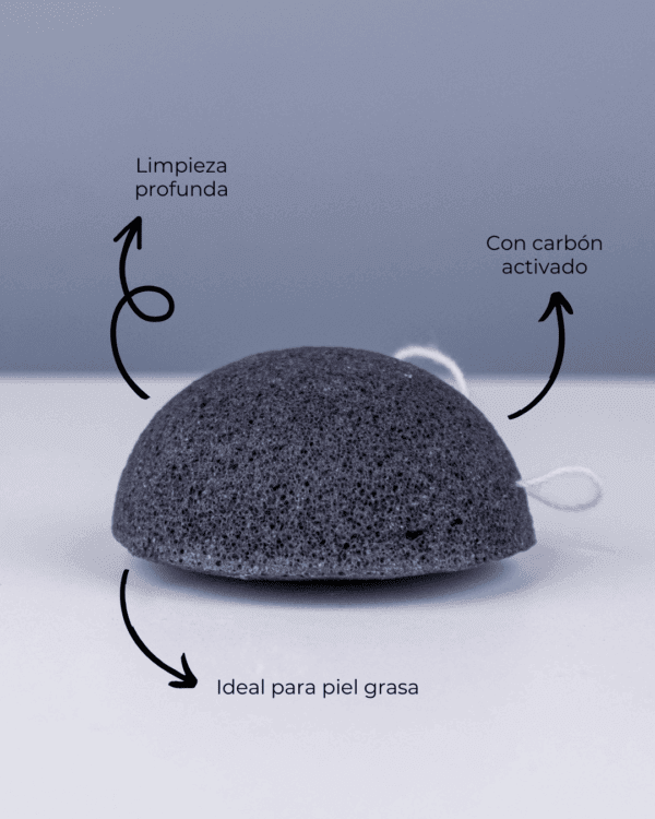 Marca: BANBU. Imagen: Esponja_konjac_facial_carb_n_beneficios.png. Esponja Konjac Facial Piel Grasa con Carbón