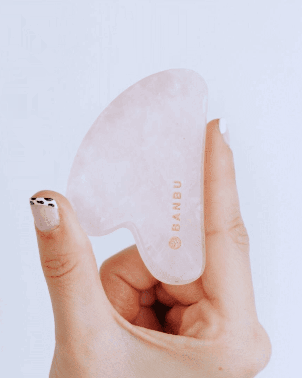 Marca: BANBU. Imagen: Gua_sha_cuarzo_rosa_modelo.png. Gua Sha de Cuarzo Rosa