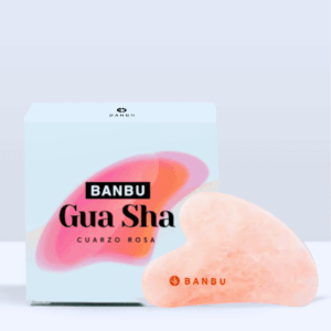 Marca: BANBU. Imagen: Gua_sha_cuarzo_rosa_packaging.png. Gua Sha de Cuarzo Rosa