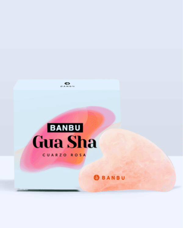 Marca: BANBU. Imagen: Gua_sha_cuarzo_rosa_packaging.png. Gua Sha de Cuarzo Rosa