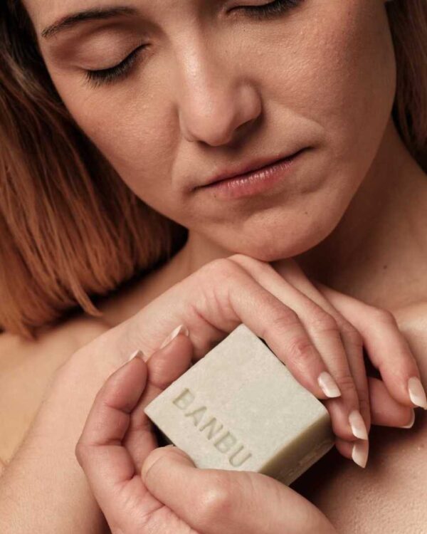 Marca: BANBU. Imagen: Jabon_de_ducha_freedom_modelo.jpg. Jabón de Ducha Sólido ECO Mentolado FREEDOM. 100gr.