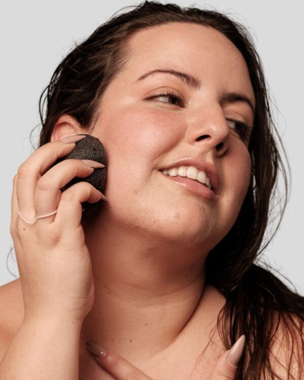 Marca: BANBU. Imagen: KONJAC_FACIAL_CARBON_aplicaci_n.jpg. Esponja Konjac Facial Piel Grasa con Carbón