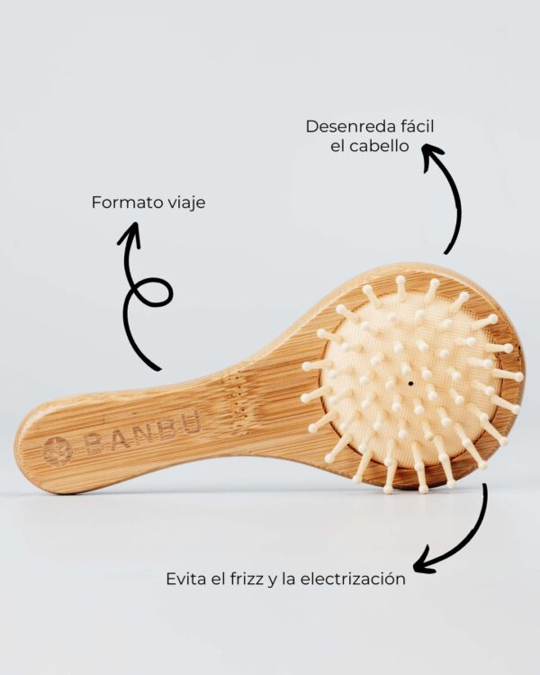 Marca: BANBU. Imagen: Producto_Beneficios1_1.jpg. Cepillo de Madera de Viaje