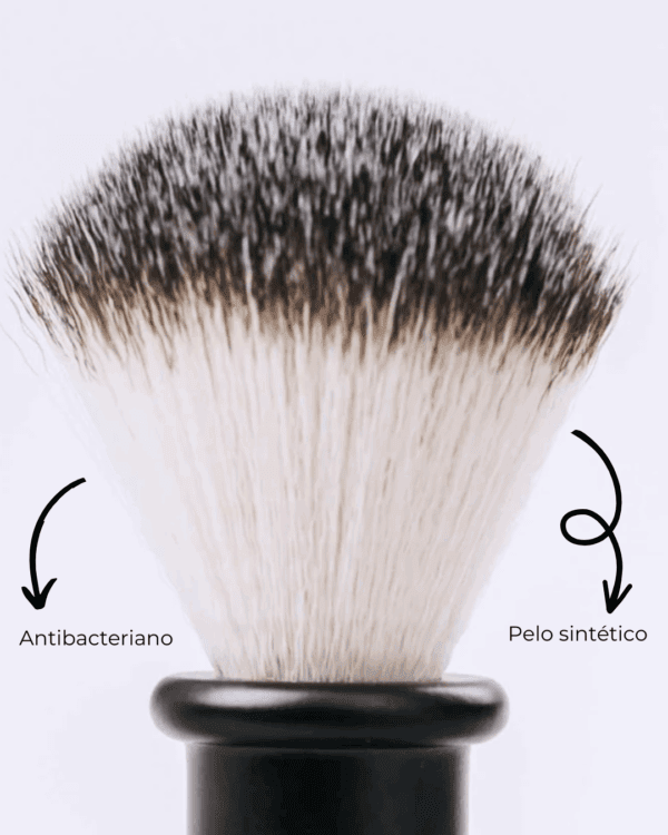 Marca: BANBU. Imagen: Producto_Beneficios1_900c4712-9fb1-470f-9e2a-94240842dfe4.png. Brocha de Afeitar Total Black