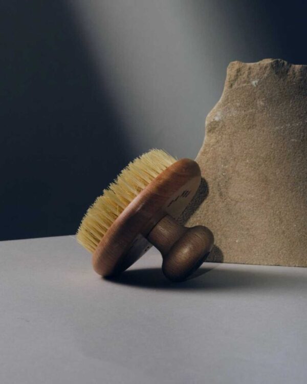 Marca: BANBU. Imagen: Producto_Beneficios2_b5c66a1b-45b2-4549-a52c-d2ffc9e7251d.jpg. Cepillo de Madera Exfoliante Dry Brush