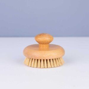 Marca: BANBU. Imagen: Producto_Packaging_32c7b1a8-6621-45c9-a569-6e99024115ed.jpg. Cepillo de Madera Exfoliante Dry Brush