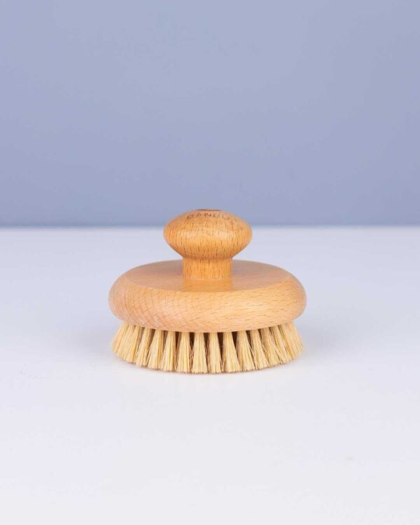 Marca: BANBU. Imagen: Producto_Packaging_32c7b1a8-6621-45c9-a569-6e99024115ed.jpg. Cepillo de Madera Exfoliante Dry Brush