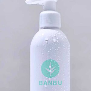 Marca: BANBU. Imagen: Producto_Packaging_dbbadeb5-7ed5-483f-b7bc-78372a258392.jpg. Botella + 3 Geles de Ducha en Polvo ECO. Botella 250ml.