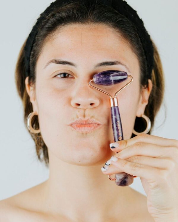 Marca: BANBU. Imagen: ROLLER_FACIAL_AMATISTA_modelo.jpg. Roller Facial de Amatista