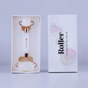 Marca: BANBU. Imagen: Roller_facial_cuarzo_blanco_packaging.png. Roller Facial de Cuarzo Blanco