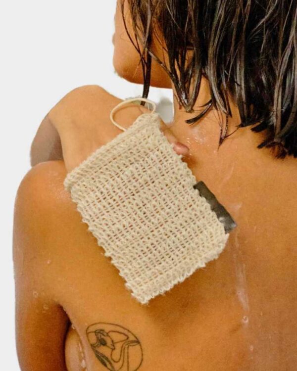 Marca: BANBU. Imagen: Saquito_de_sisal_exfoliante_modelo.jpg. Saquito de Sisal Exfoliante