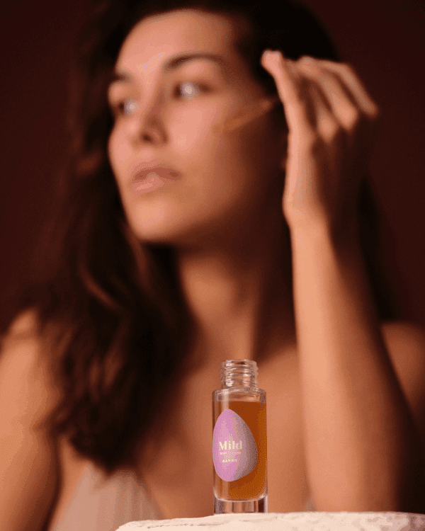 Marca: BANBU. Imagen: Serum_facial_Mild_modelo.png. Sérum Facial ECO Calmante MILD. 30ml.