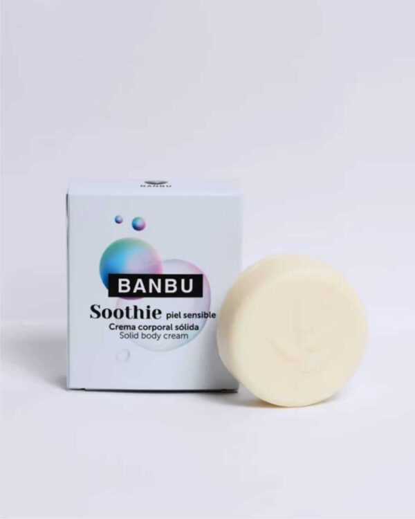 Marca: BANBU. Imagen: crema_corporal_soothie_packaging.jpg. Crema Corporal Sólida ECO Piel Sensible SOOTHIE. 50ml.