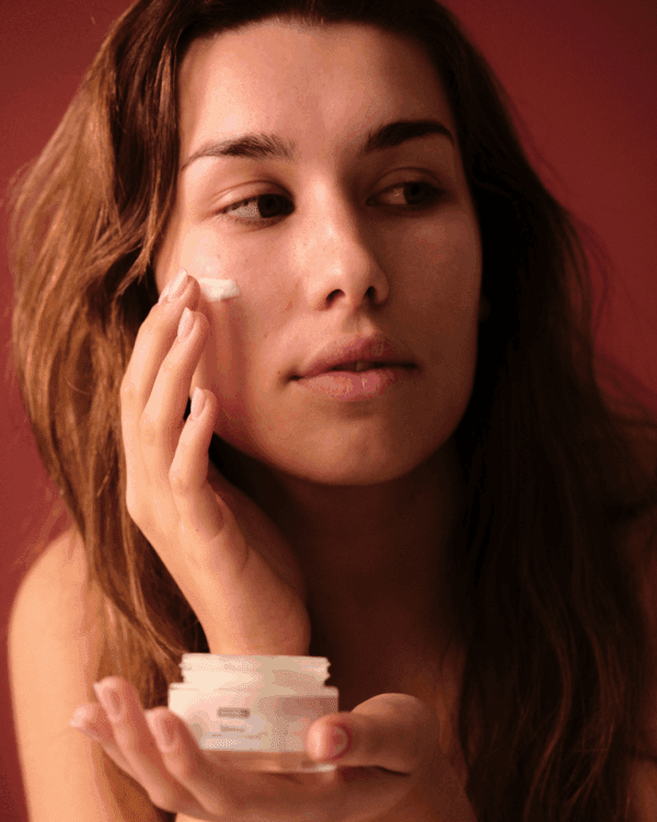 Marca: BANBU. Imagen: crema_facial_shine_modelo.png. Crema Facial ECO Hidratante SHINE. 50ml.
