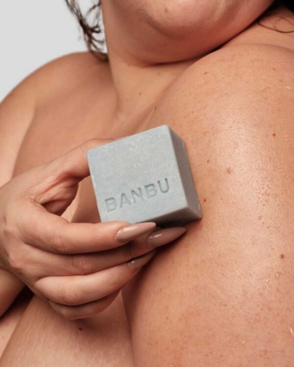 Marca: BANBU. Imagen: jabon_de_ducha_nostalgia_modelo.jpg. Jabón de Ducha Sólido ECO Silvestre NOSTALGIA. 100gr.