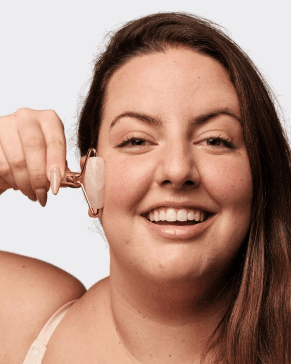 Marca: BANBU. Imagen: roller_facial_cuarzo_blanco_modelo.png. Roller Facial de Cuarzo Blanco