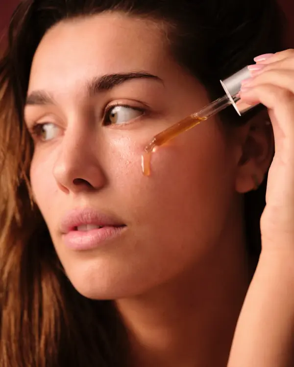 Marca: BANBU. Imagen: serum_facial_mellow_modelo.webp. Sérum Facial ECO Purificante MELLOW. 30ml.